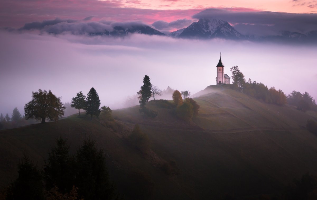 Церковь на горе в тумане