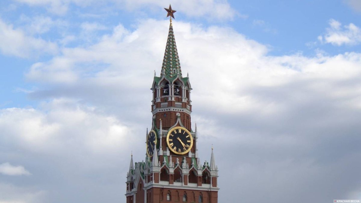 Воздвигнут шатер над Спасской башней Кремля в Москве
