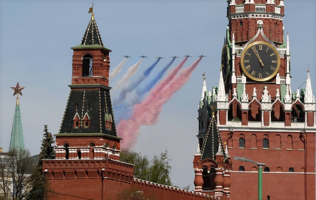 Москва Спасская башня Триколор красная площадь