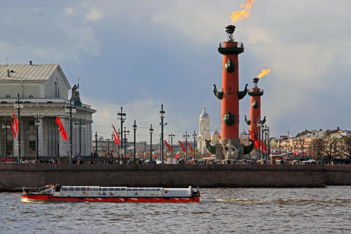 Стрелка Васильевского острова в Санкт-Петербурге колонны