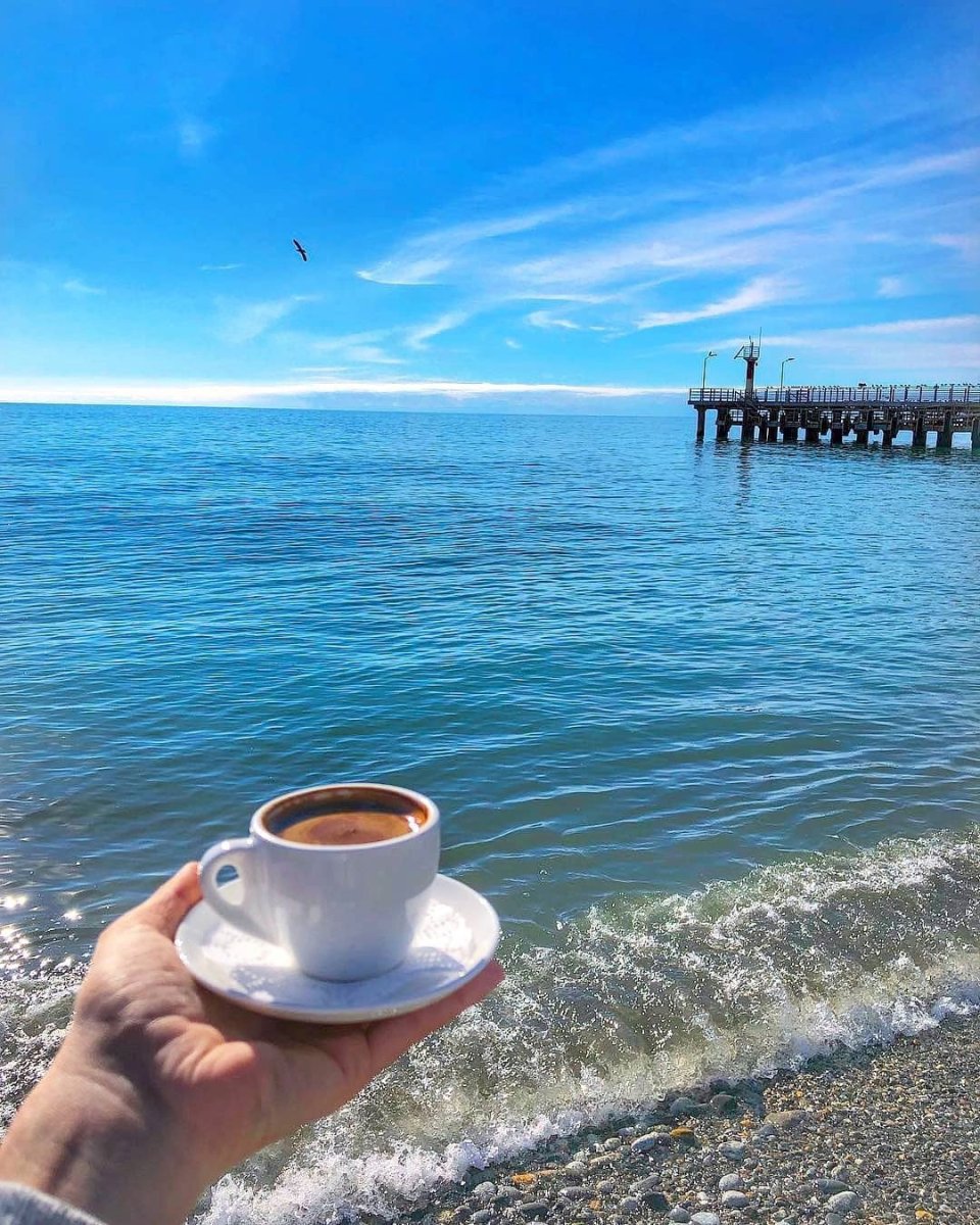 Утренний кофе на берегу моря