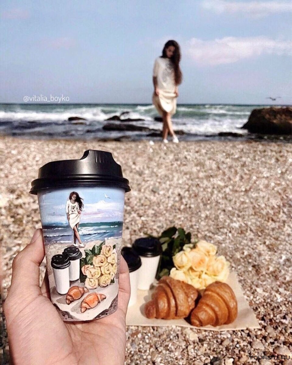 Кофе в стаканчиках на берегу моря