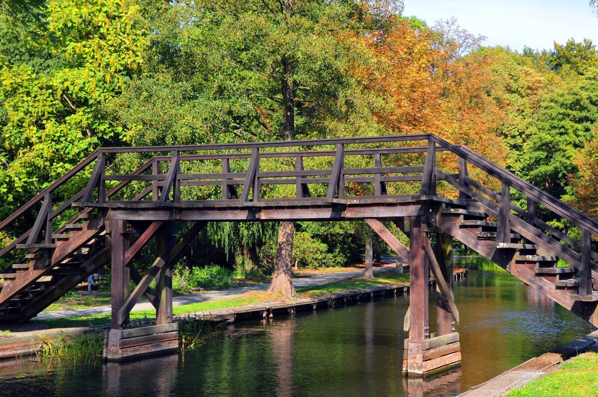 Деревянный мост через реку сбоку