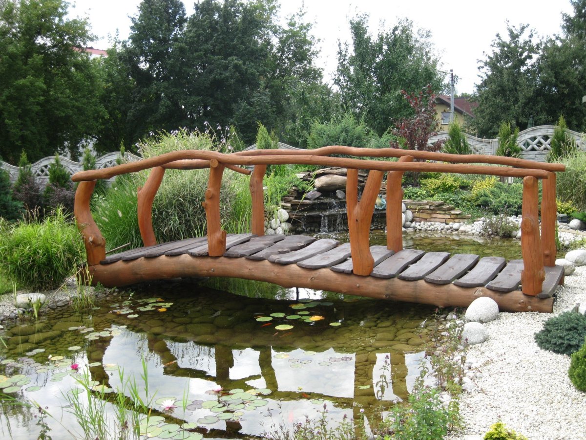 Декоративный мостик из бревен