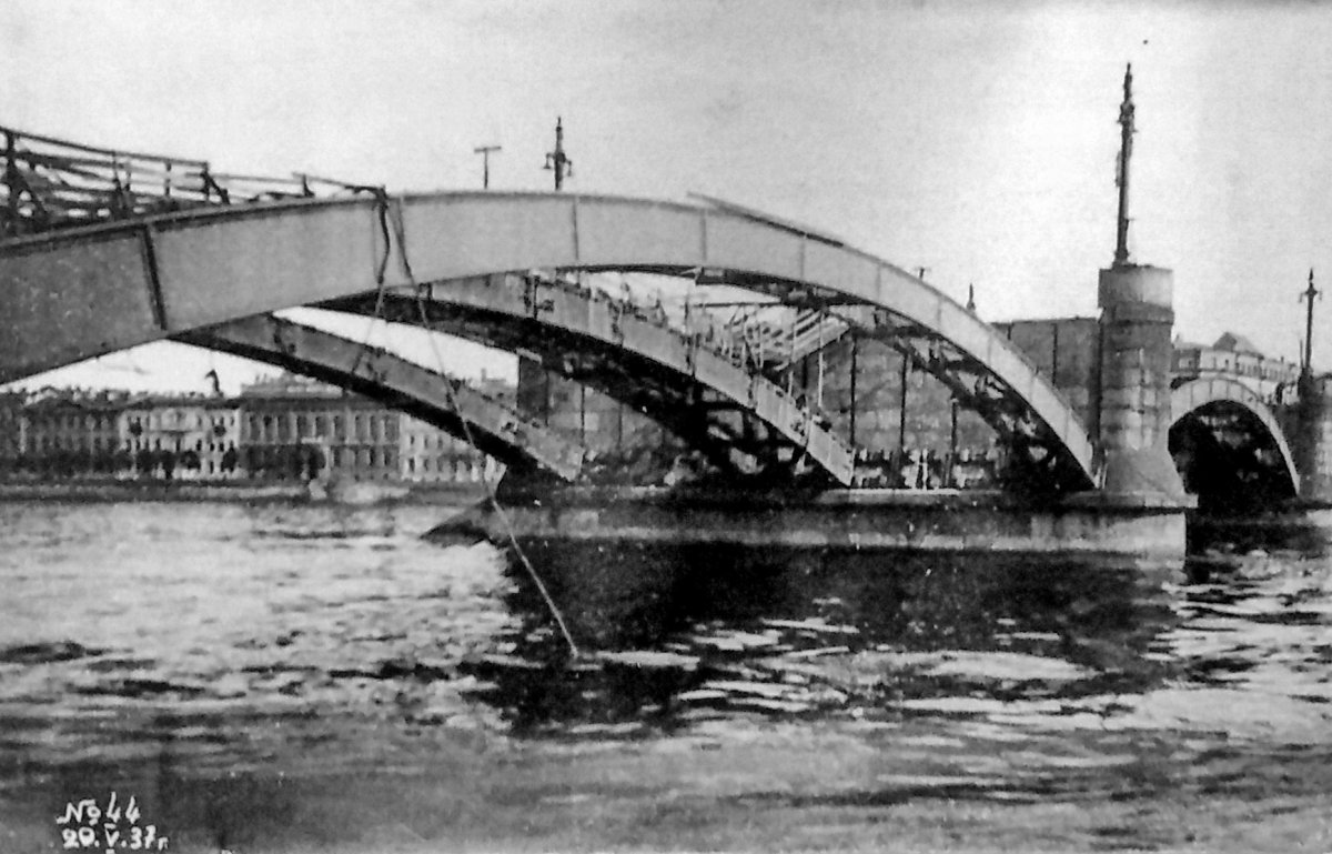 Мост лейтенанта Шмидта в Ленинграде