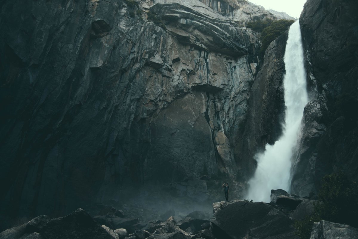 Водопад и каменный человек