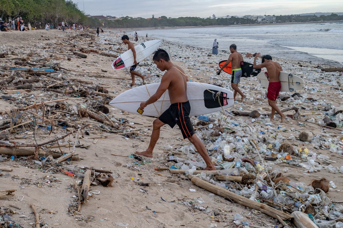 Бали мусор на пляже Кута