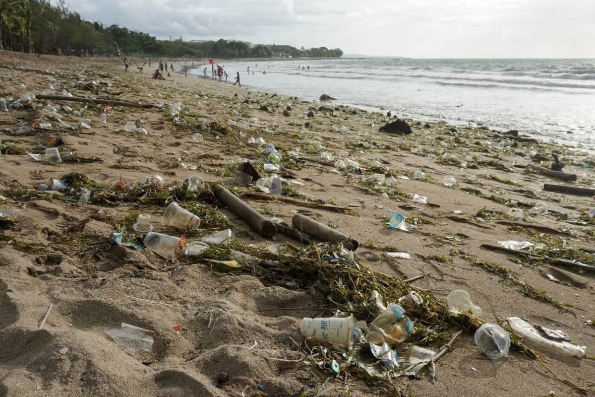 Пляж Кута Бали пластик мусор