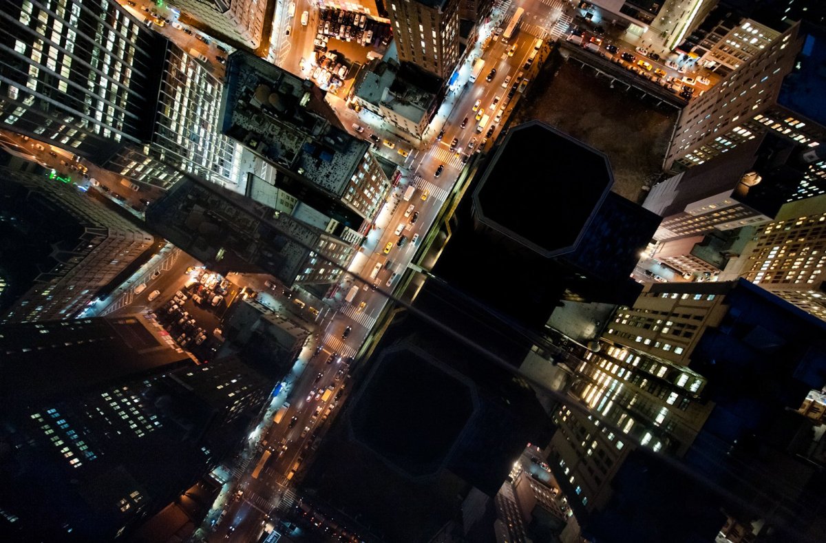 Вид с крыши многоэтажки вниз Нью Йорка