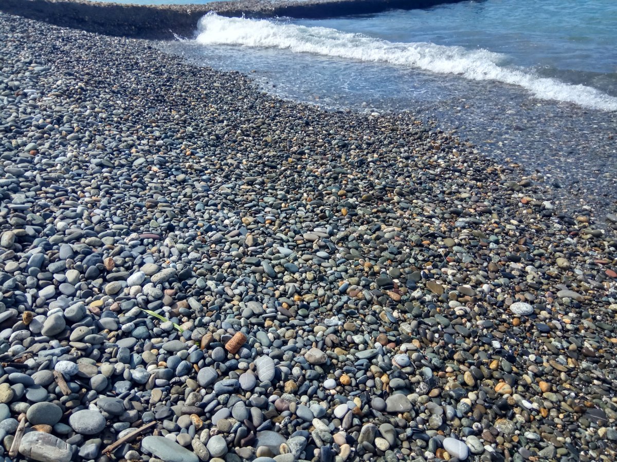 Белые камни на черном море