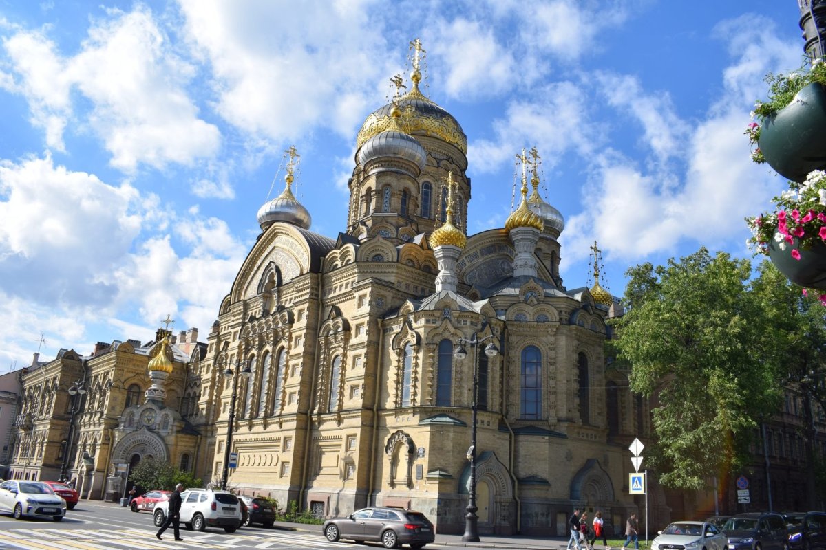 Белый собор в Санкт-Петербурге на Васильевском острове