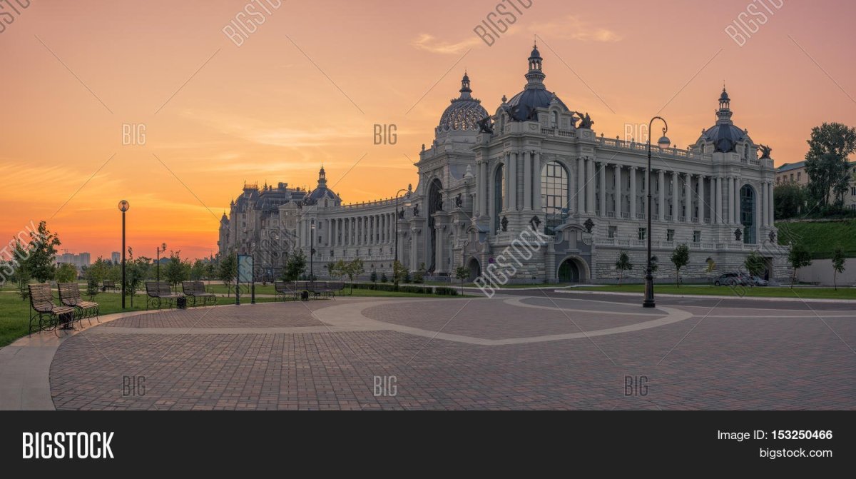 Дворцовая площадь и дворец земледельцев