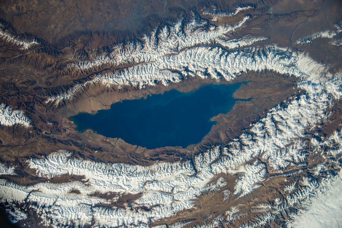 Озеро Иссык-Куль вид из космоса