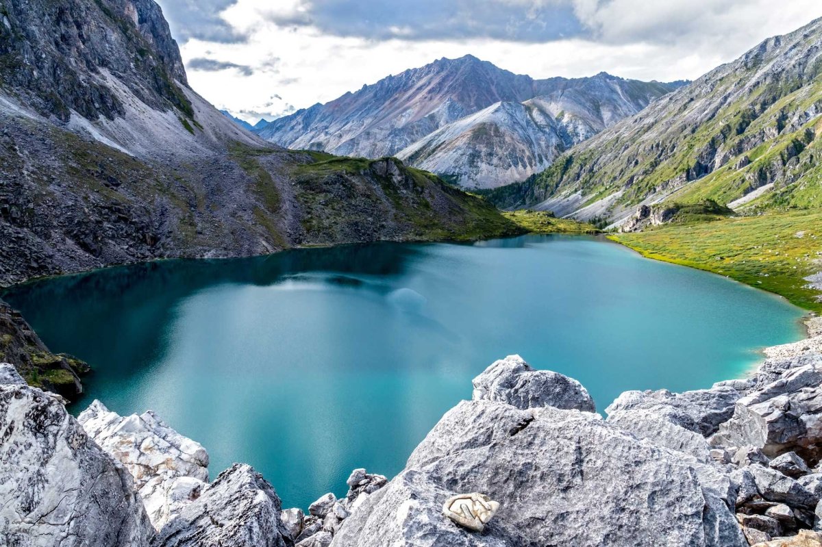 Изумрудное озеро горный Алтай