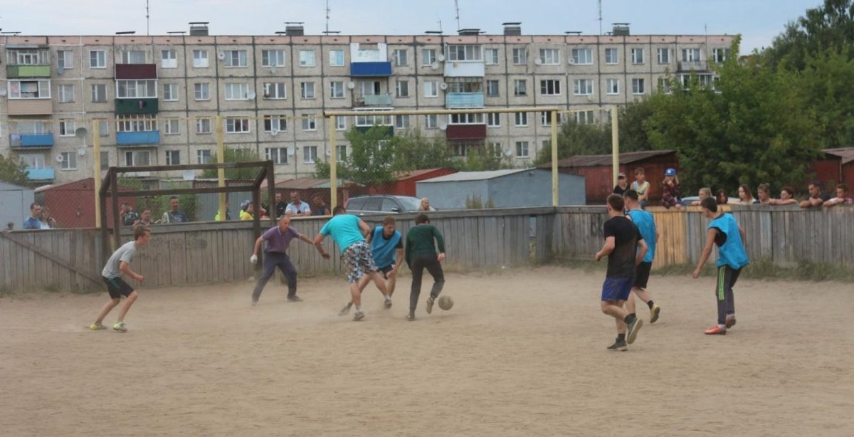 Футбол во дворе