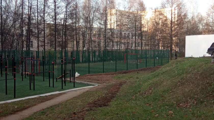 Футбольная коробка во дворе