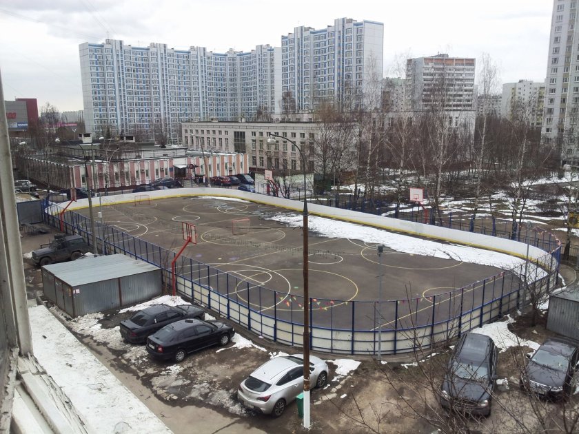 Футбольная коробка во дворе