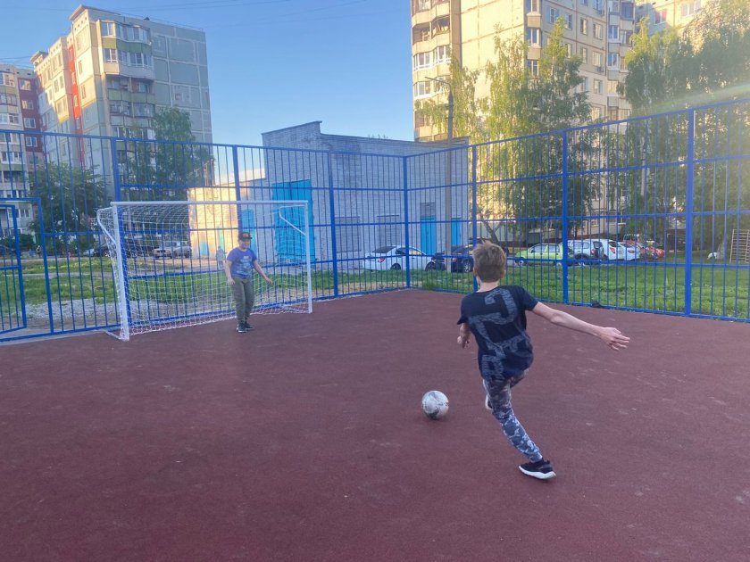 Футбольные ворота во дворе