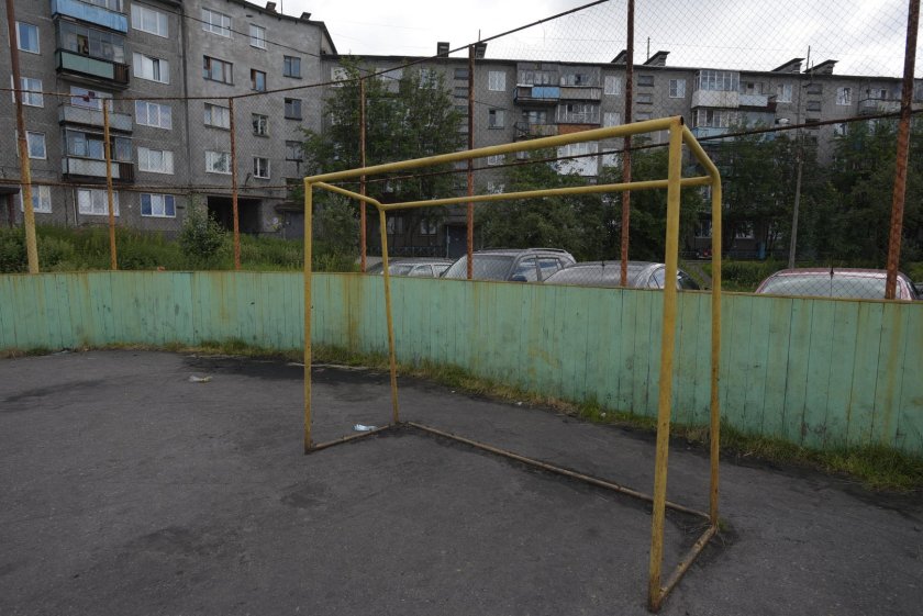 Футбольный корт во дворе