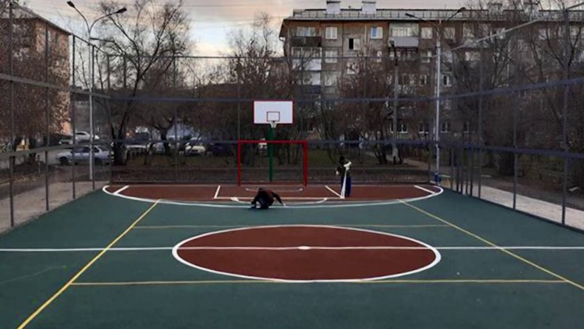 Баскетбольная площадка во дворе