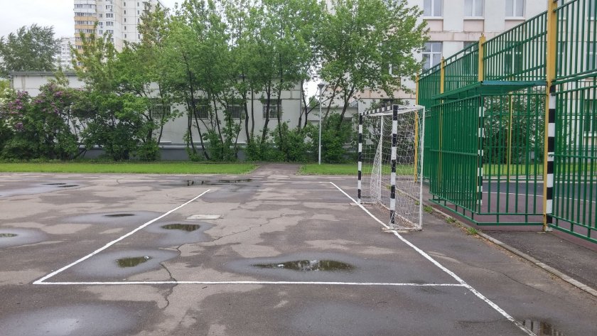 Футбольное поле во дворе