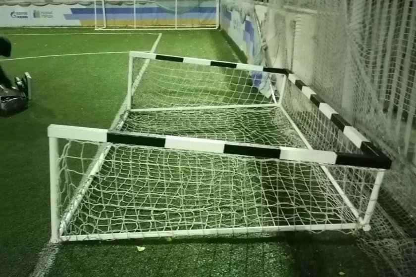 Футбольные ворота упали на ребенка