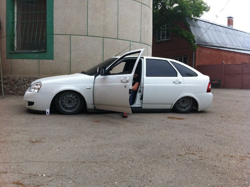 Лада Приора хэтчбек заниженная