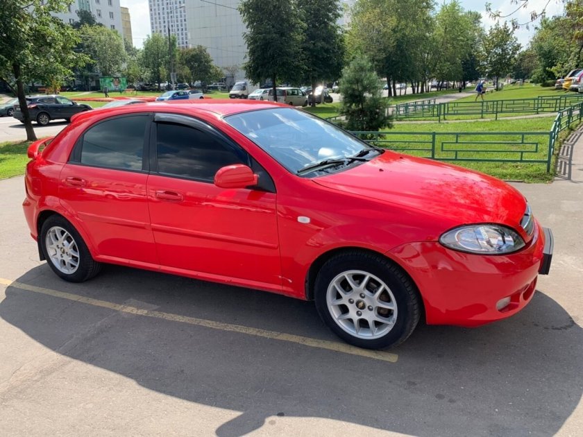 Chevrolet Lacetti красная хэтчбек