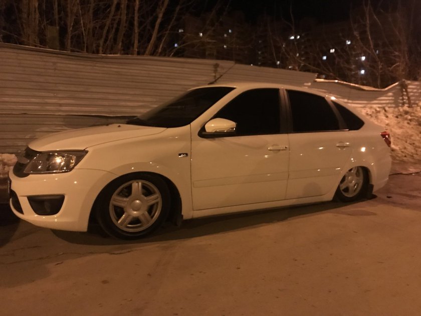 Лада Гранта лифтбек на пневме