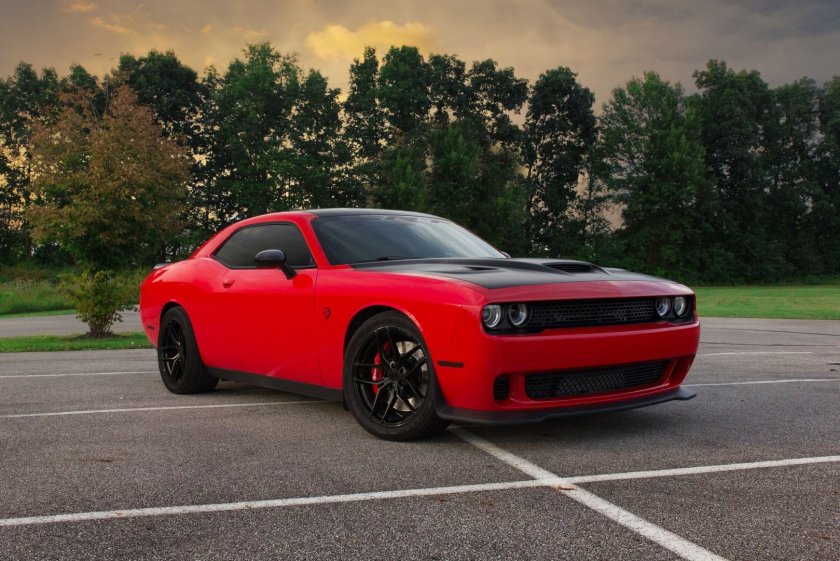 Dodge Challenger srt красный