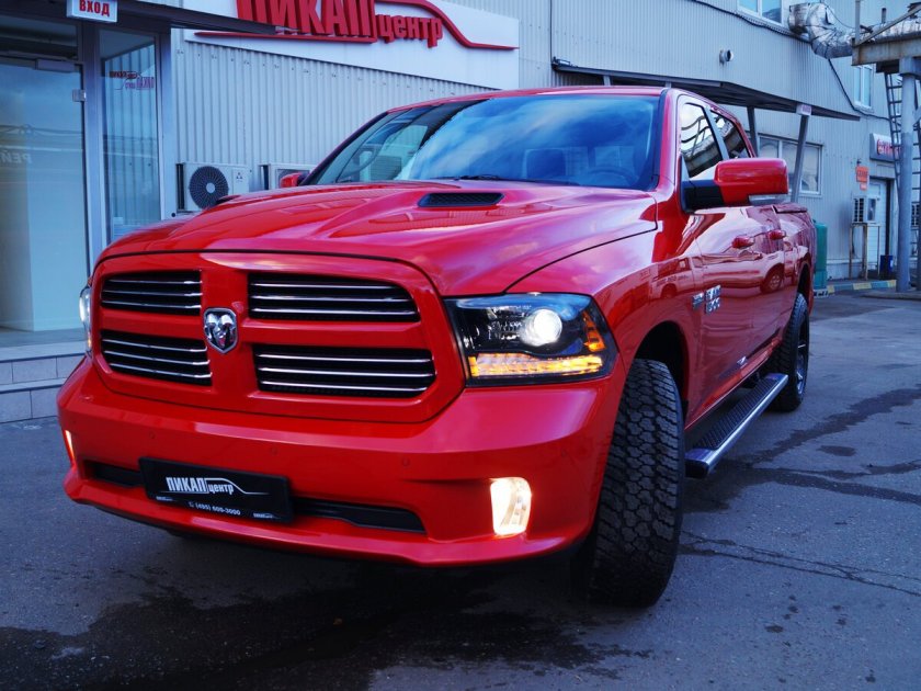 Dodge Ram красный
