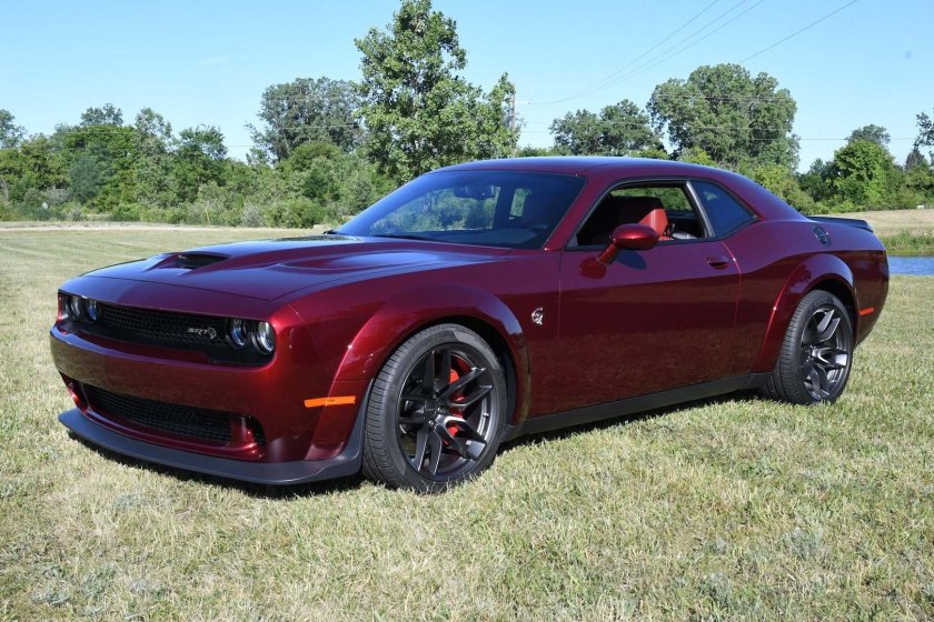 Dodge Challenger бордовый