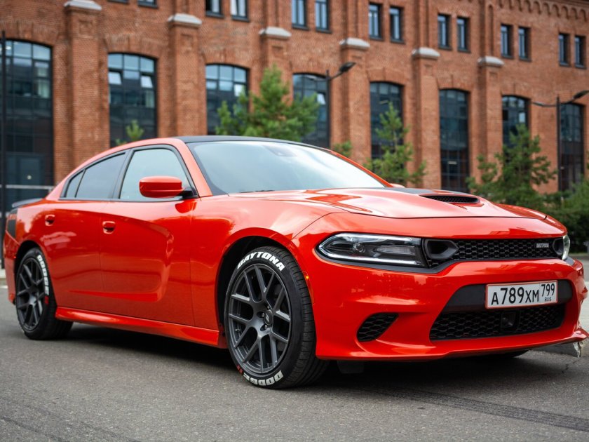 Dodge Charger красный