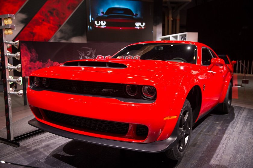Dodge Challenger красный