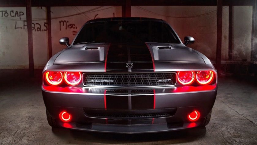 Dodge Challenger ангельские глазки