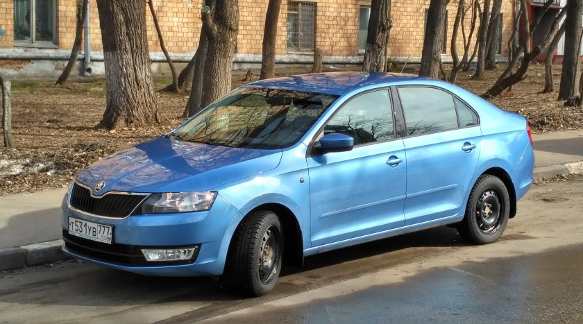 Skoda Rapid голубая
