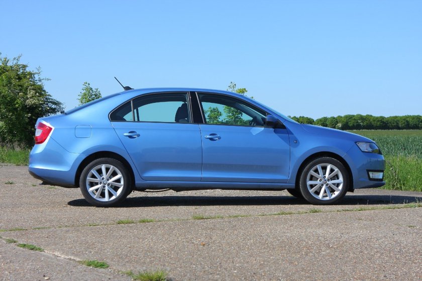 Skoda Rapid голубая