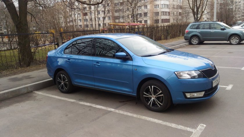 Шкода Рапид синяя лава