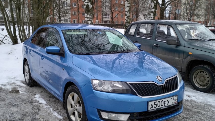 Skoda Rapid голубая