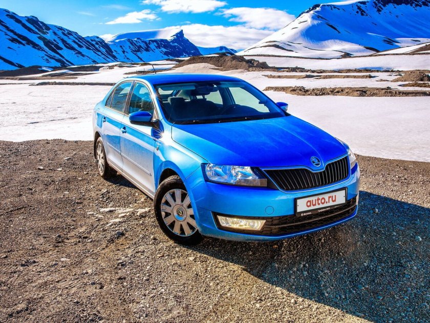 Skoda Rapid голубая