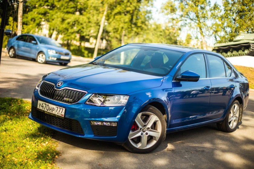 Skoda Rapid синяя