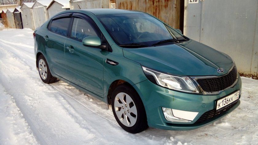 Kia Rio зеленый
