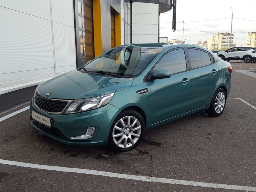 Kia Rio зеленый