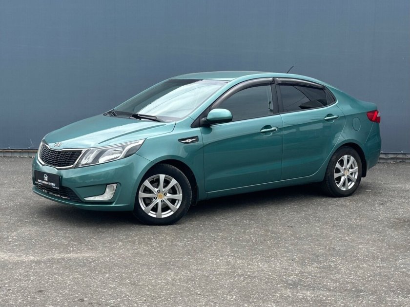 Kia Rio зеленый