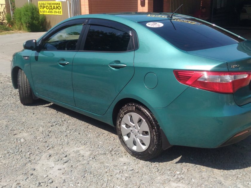 Kia Rio зеленый