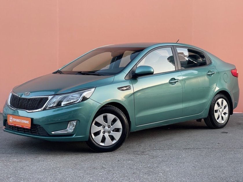 Kia Rio зеленый