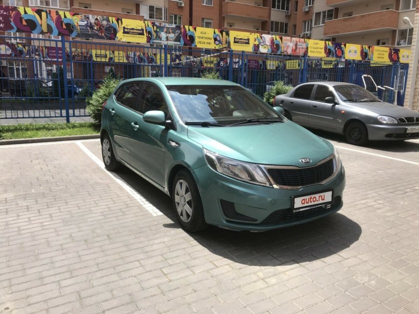 Kia Rio зеленый