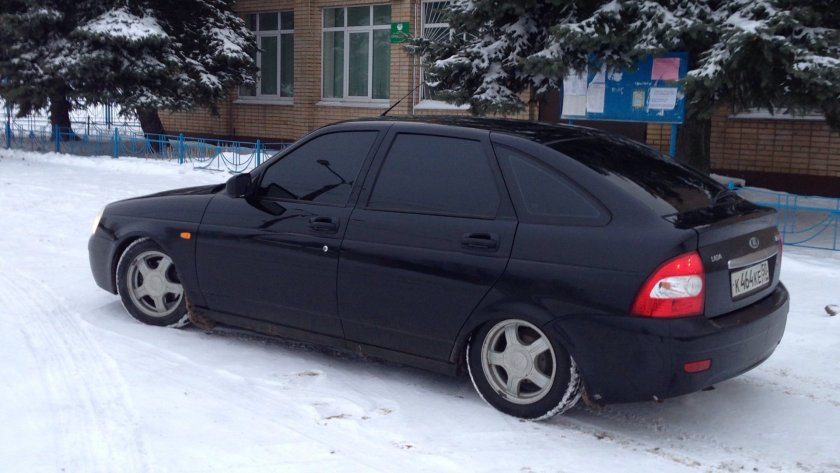 Лада Приора хэтчбек черная