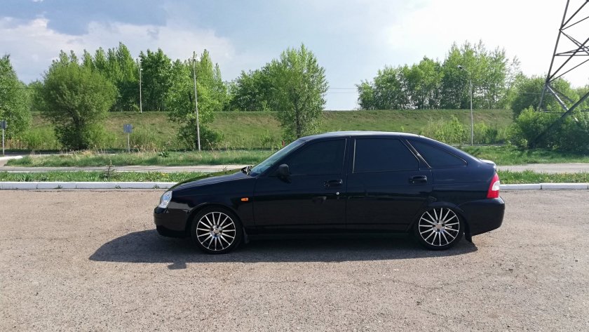 Лада Приора хэтчбек черная тонированная