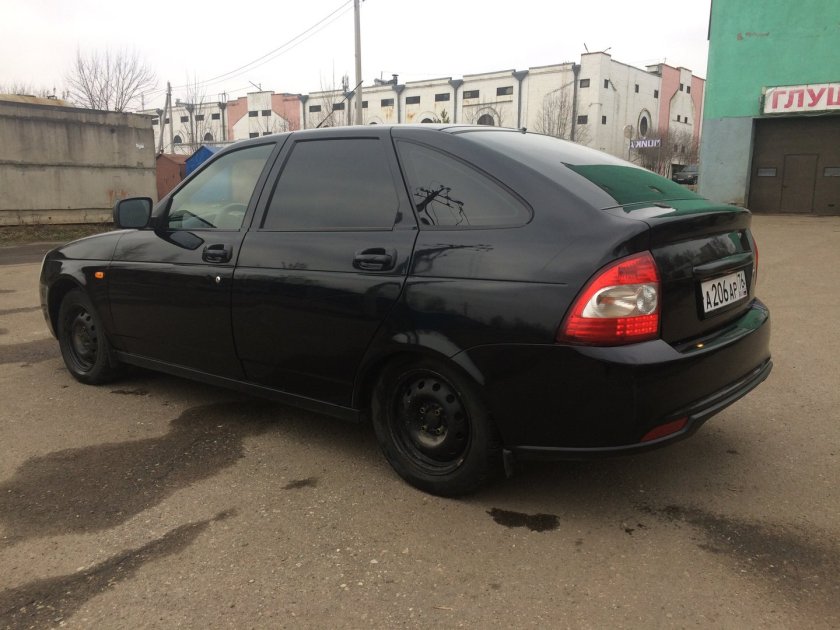 Лада Приора хэтчбек черная